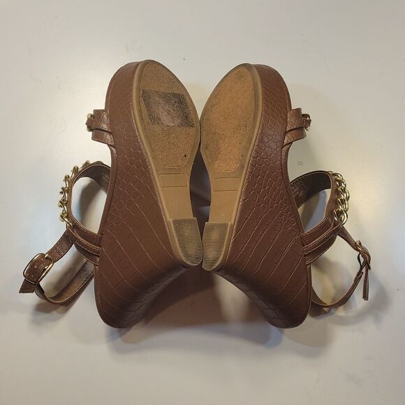 SUGAR PLASFORM WEDGE OPEN TOE ADJUSTABLE ANKLE STRAP/GOLD ACCENT CHAIN SANDAL - Picture 11 of 12